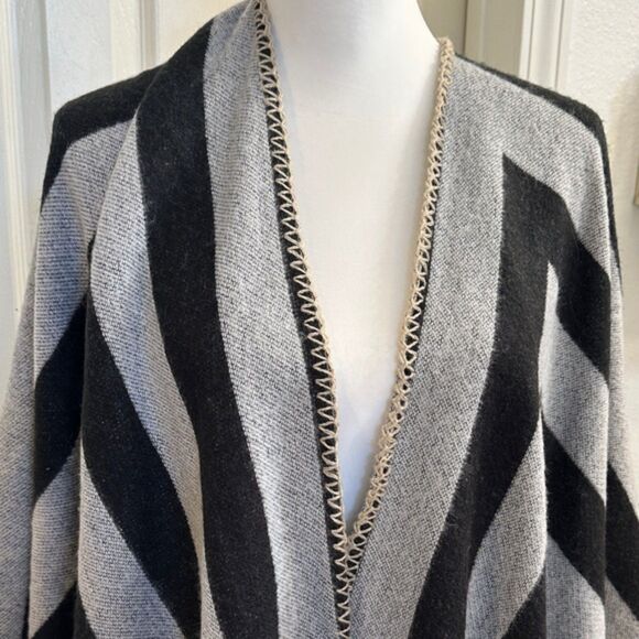 BCBGeneration Shawl Scarf Cardigan Cape OS Striped Cover Up Layer Transitional - Picture 2 of 7